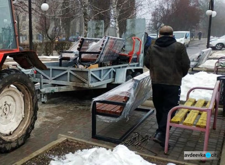 В Авдіївці комунальники продовжують оновлювати міста відпочинку городян (ФОТОФАКТ)