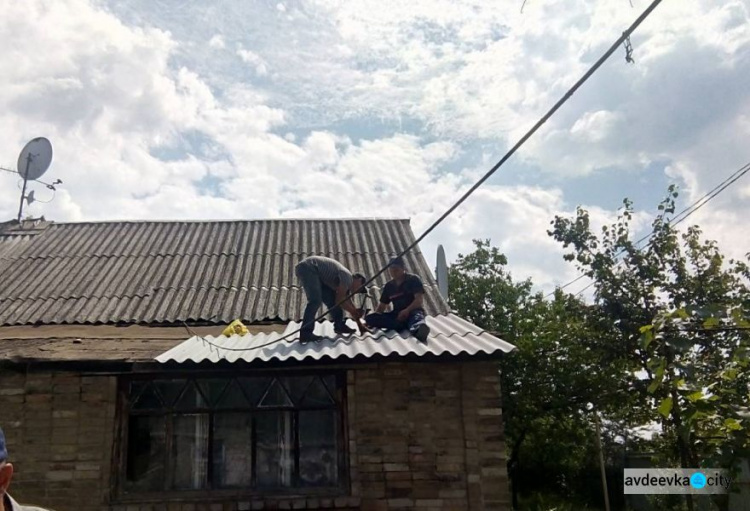 Спасатели помогают жителям прифронтовой зоны на Донетчине отстраивать разрушенное жилье (ВИДЕО)