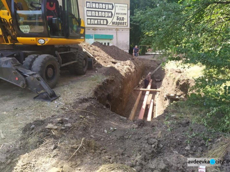 Комунальники подовжують готувати тепломережі Авдіївки до опалювального сезону