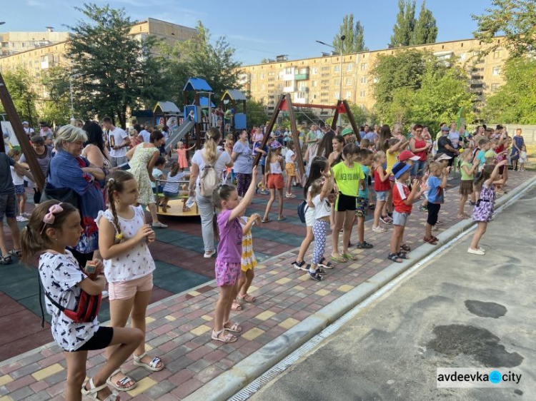 Еще одна суперпрочная площадка для детворы появилась в Авдеевке (ВИДЕО)