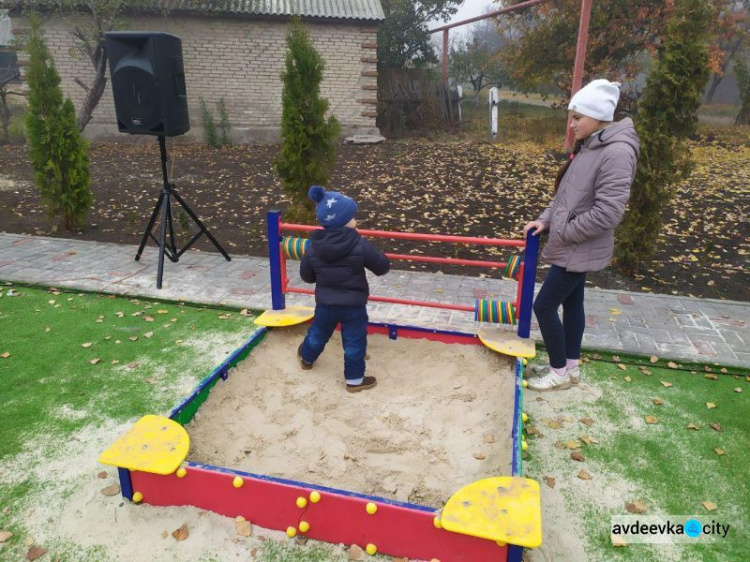 Детвору в старой части Авдеевки порадовали новым местом отдыха: фоторепортаж