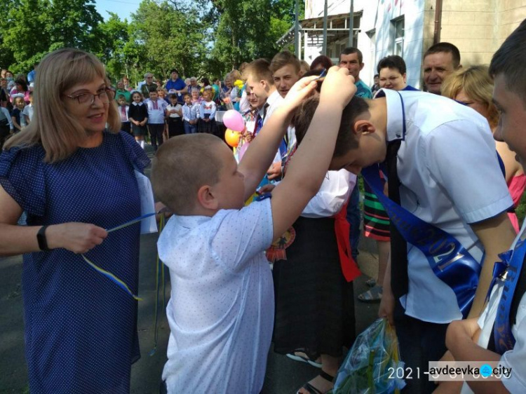 В школах Авдеевки прозвенели последние звонки (ФОТО)