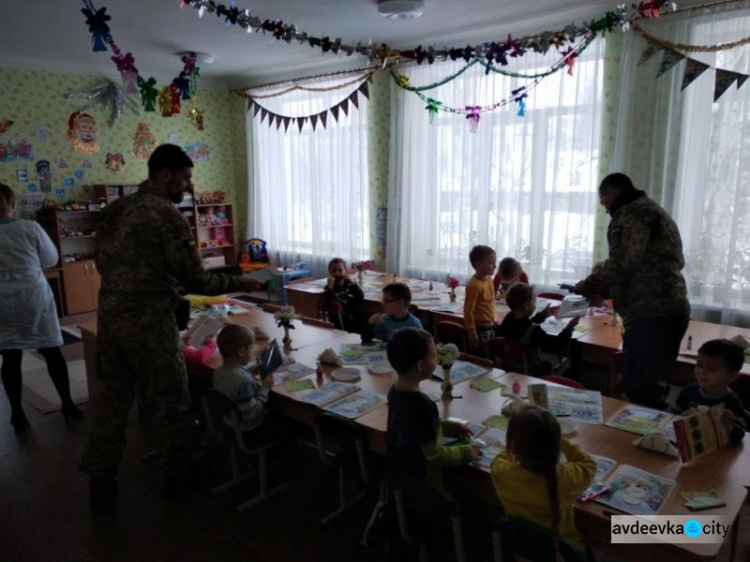 Авдеевские «симики» доставили подарки детям и помощь взрослым (ФОТО)