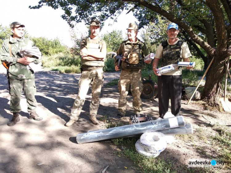 Украинским воинам в районе Авдеевки доставили маскировочный «оберег» и нужные материалы