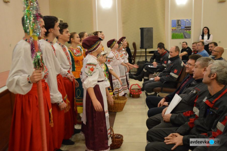 К Авдеевским коксохимикам пришли в гости с колядками воспитанники ДК (ФОТО)