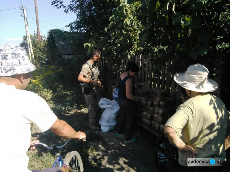 Авдеевские «симики» убирали у мемориала на промке и развозили хлеб (ФОТО)