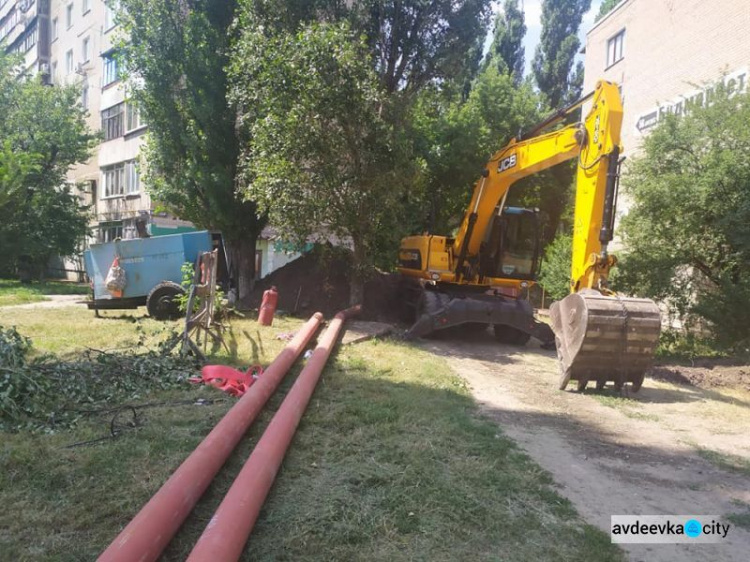 Комунальники подовжують готувати тепломережі Авдіївки до опалювального сезону