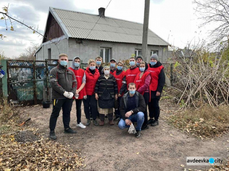 Молодёжь АКХЗ помогла одинокой, пожилой женщине подготовить дом к зиме 