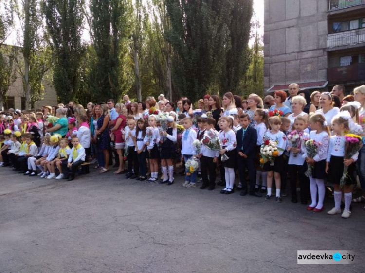 Фоторепортаж: День знаний в Авдеевке - вышиванки, юбилей, улыбки и слёзы