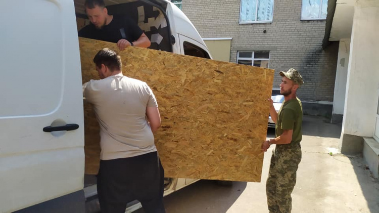 Волонтери з Києва привезли медикаменти для авдіївської лікарні та будматеріали