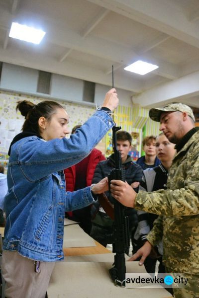 Военные провели Урок мужества в прифронтовой Авдеевке: фоторепортаж