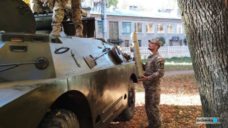 В районе Авдеевки военным передали торты, рисунки, бочку и оберег