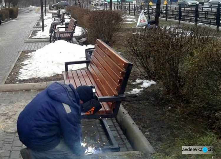 В Авдіївці комунальники продовжують оновлювати міста відпочинку городян (ФОТОФАКТ)