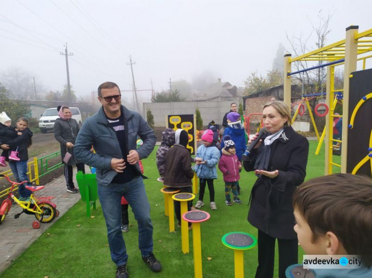 Детвору в старой части Авдеевки порадовали новым местом отдыха: фоторепортаж