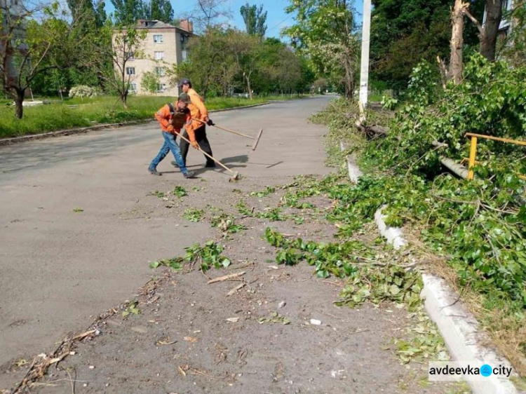 Новий день - нові виклики: працівники КП "СЄЗ " вийшли ліквідувати наслідки масованого обстрілу міста