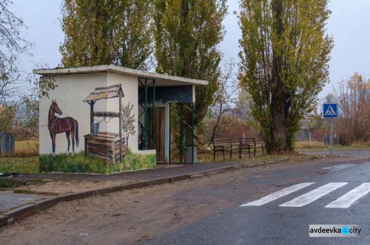 Переселенцы превратили остановки в  одном из поселков  Донетчины в произведения искусства (ФОТО)