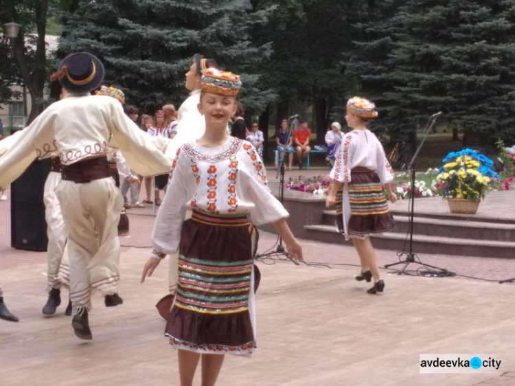 Прифронтовая Авдеевка ярко отмечает День Конституции Украины: ФОТОРЕПОРТАЖ