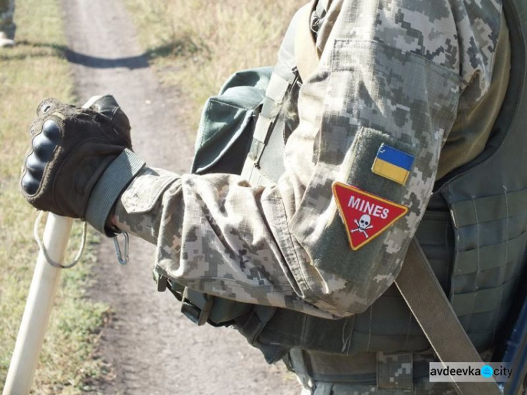 Военные проверяют местность на наличие взрывной опасности вдоль дороги Авдеевка – Опытное