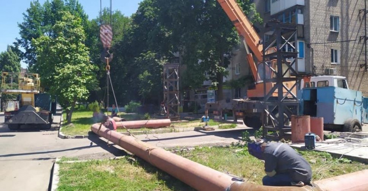 Підготовка до нового опалювального сезону у розпалі: авдіївські комунальники розпочали ремонт компенсатора