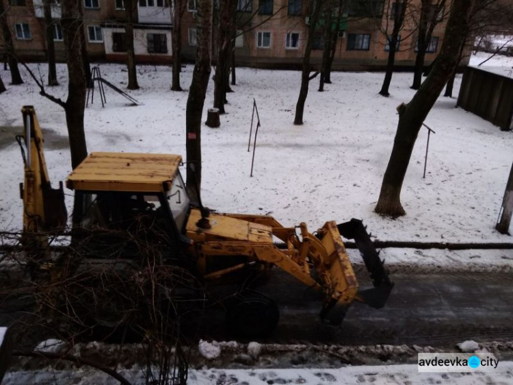 Авдеевские коммунальщики оперативно борются с последствиями непогоды (ФОТО)