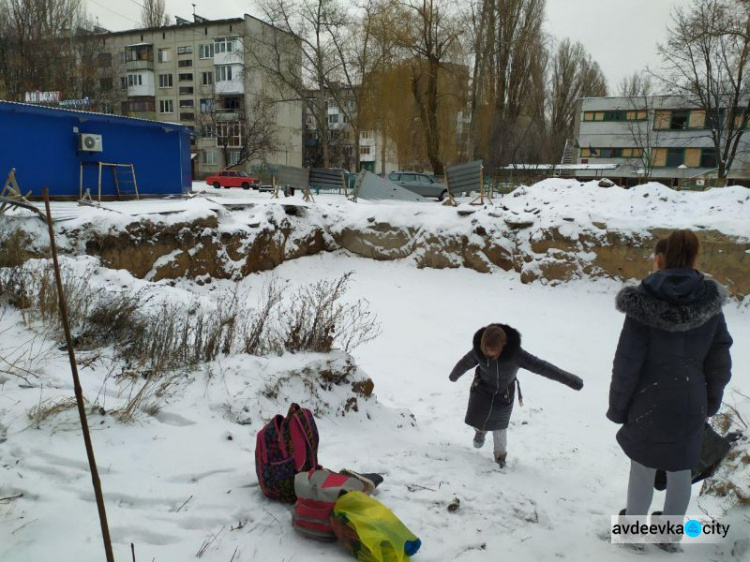 Авдеевская детвора обустроила себе досуг в строительном котловане (ФОТОФАКТ)