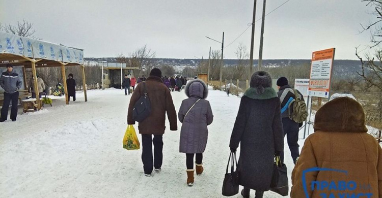 На дороге через линию разграничения на Донбассе умер пожилой мужчина