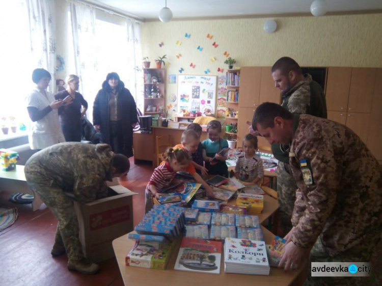 Офицеры Cimic Avdeevka порадовали детей на линии разграничения: появились фото