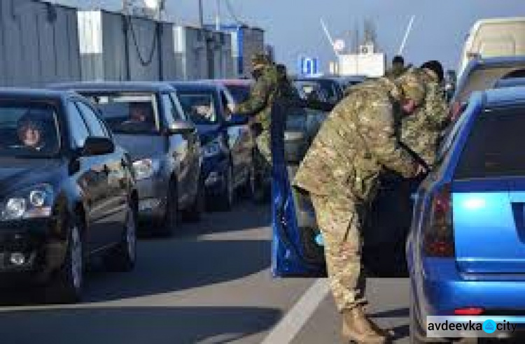 На Донбассе за неделю на контрольно-пропускных пунктах зафиксировали более 100 нарушений (ФОТО)