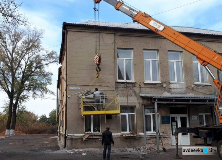 В старой части Авдеевки обновляют фасад одной из школ (ФОТОФАКТ)