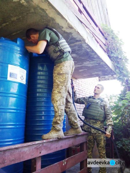 Авдеевские "Симики" доставили жителям прифронтовых сел воду, хлеб и врачей (ФОТО)