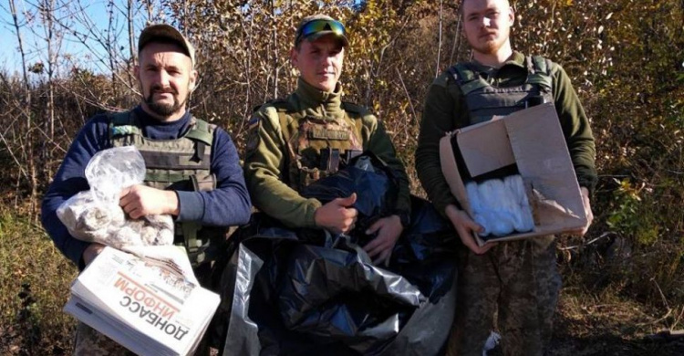 Авдеевские "симики" передали военным на опорные пункты книги, средства гигиены и пленку для  блиндажей