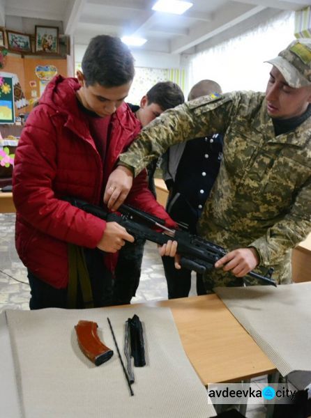 Военные провели Урок мужества в прифронтовой Авдеевке: фоторепортаж