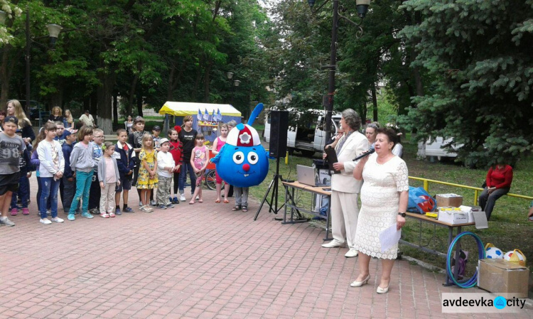 В центре прифронтовой Авдеевки отмечают День защиты детей (ФОТО)