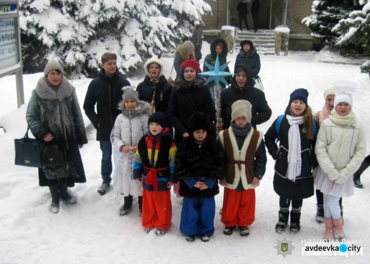 К полицейским Авдеевки пришли колядники (ФОТО)