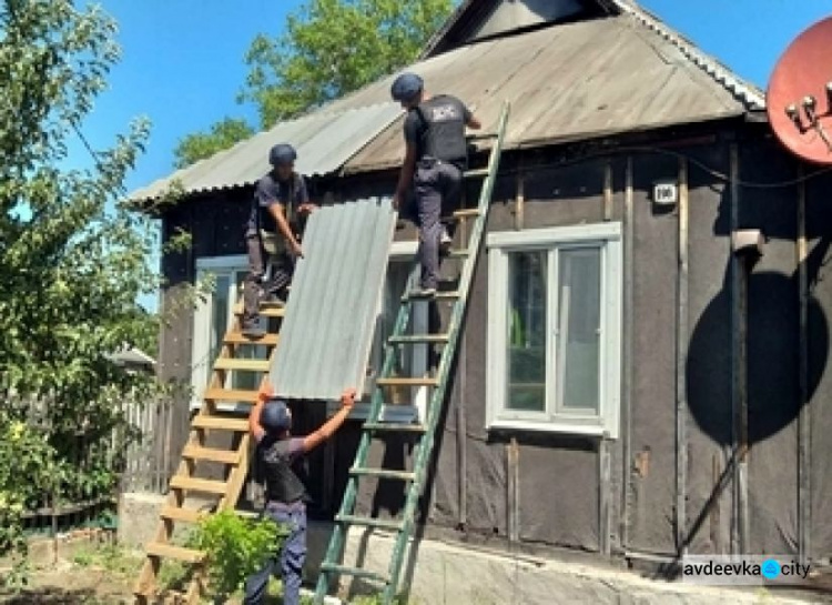 В Авдеевке спасатели продолжают восстанавливать разрушенные дома