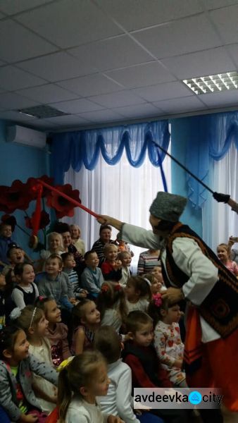 Дети весело отметили праздник Андрея Первозванного в Авдеевке (ФОТО)