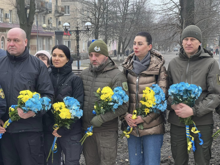 У День Соборності України керівництво області, міст та районів поклали квіти до пам‘ятника Кобзарю