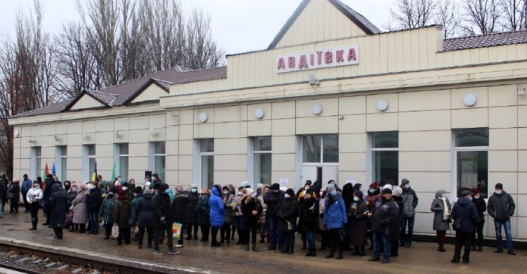 В Авдеевку прибыл первый за шесть лет войны пассажирский поезд