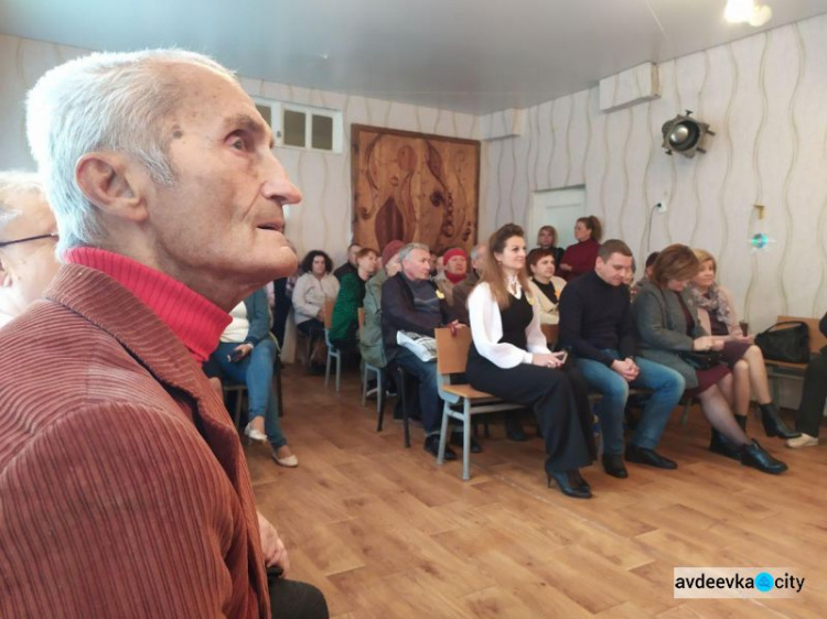 Тёплые слова, творческие номера и подарки: в Авдеевке душевно поздравили пожилых людей (ФОТО)