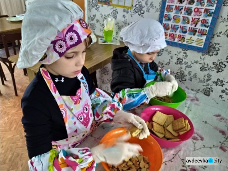 Вихованці "Іскорки" пригостили батьків смачними солодощами