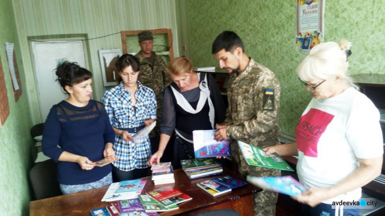 Авдеевские «симики» доставили символические подарки и гуманитарку