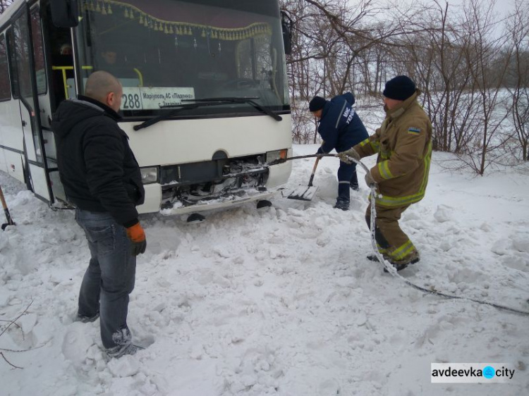 На Донетчине спасатели за сутки 30 раз вызволяли водителей из снежных ловушек на дорогах (ФОТО)