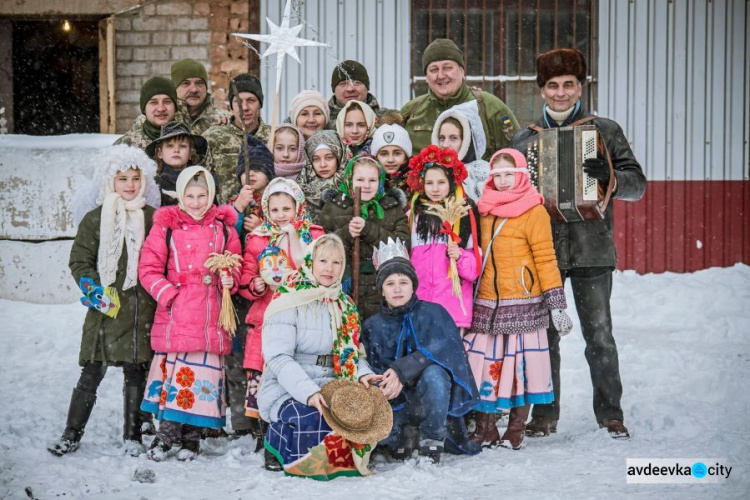 «Звездное небо» авдеевской «промки», братья меньшие, быт и оружие: потрясающие фото от защитников Авдеевки