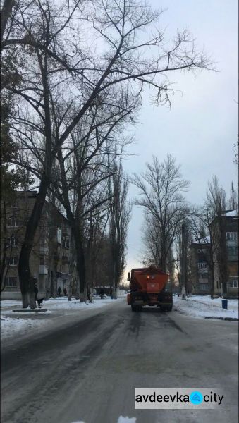 От рассвета до заката: в Авдеевке коммунальщики  борются с последствиями стихии (ФОТО)