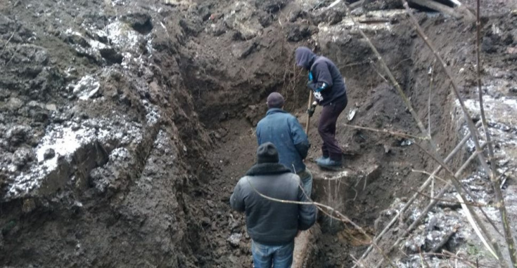 В Авдеевке меняют старые металлические трубы на новую пластиковую “гуманитарку” (ФОТО)