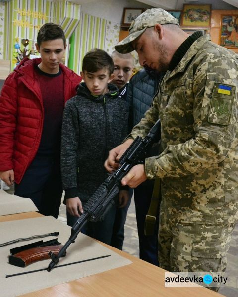 Военные провели Урок мужества в прифронтовой Авдеевке: фоторепортаж