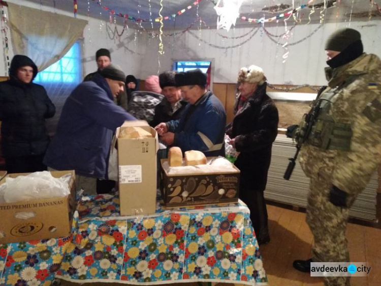 Авдеевские «симики» вырвались из снежного плена и доставили подарки (ФОТО)