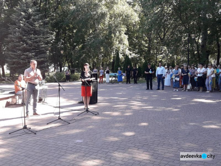 В Авдіївці співали, танцювали, нагороджували та віддавали шану захисникам: фотозвіт