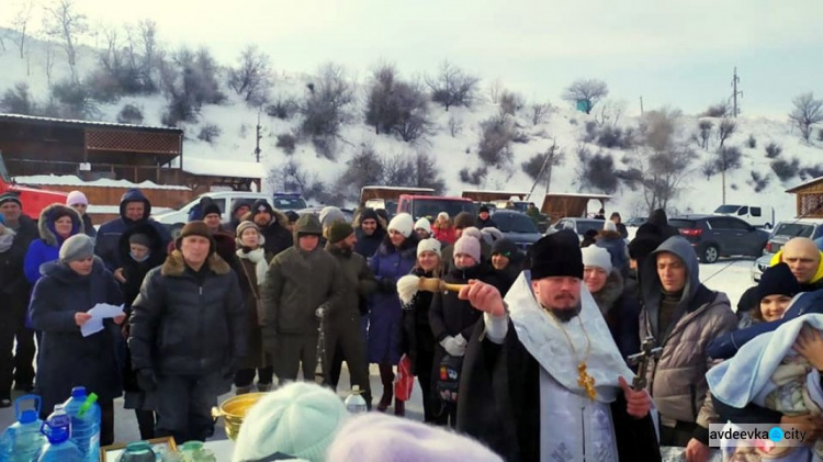 В Авдеевке на песчаном карьере провели крещенские мероприятия (ФОТО)