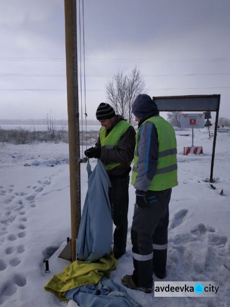 На въезде в Авдеевку реет восьмиметровый флаг Украины (ФОТО) 